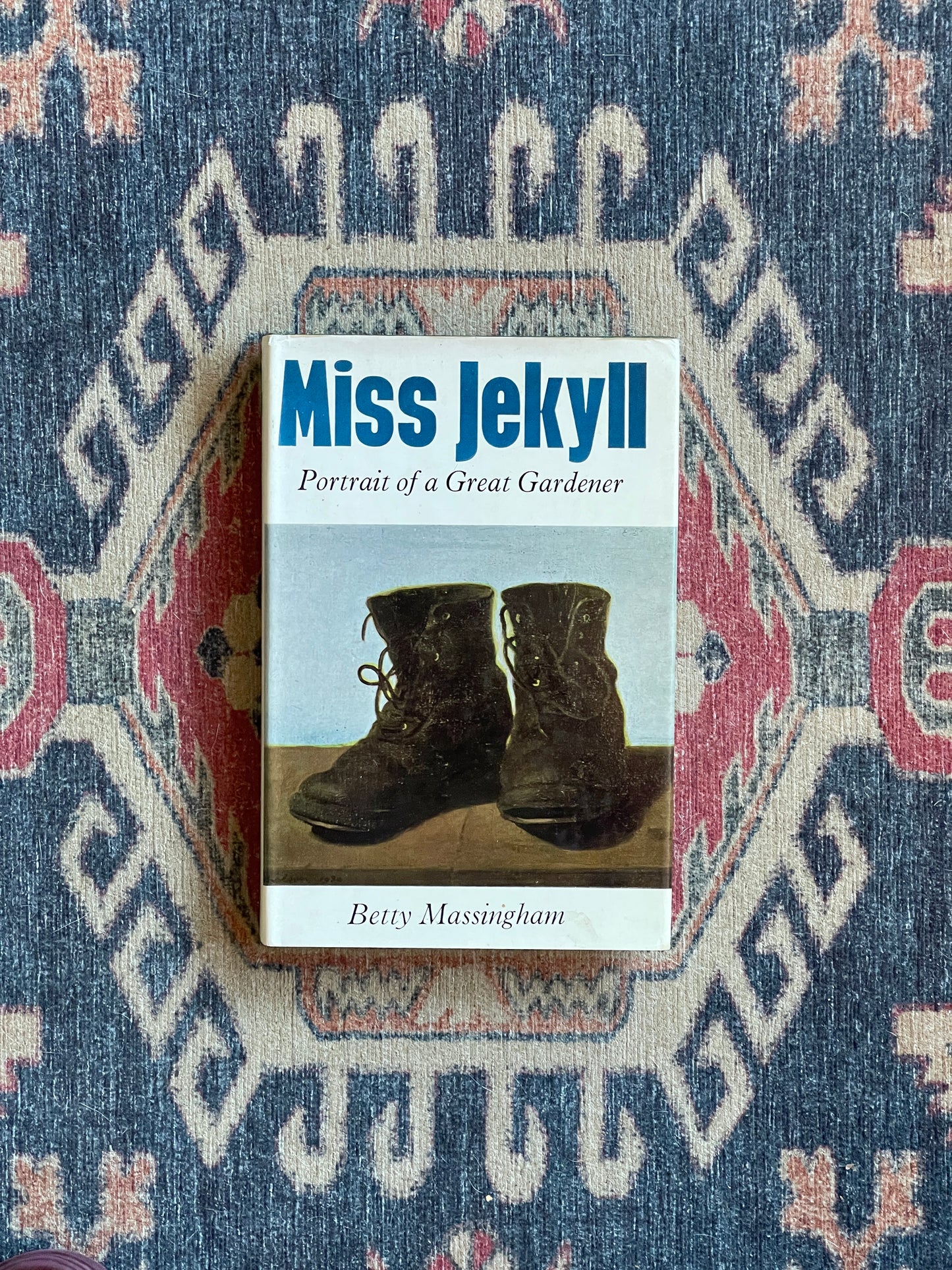 Miss Jekyll: Portrait of a Great Gardener by Betty Massingham